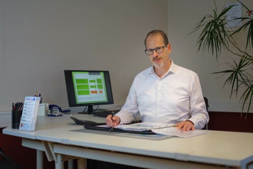 Versicherungsmakler Thomas Vetter bei Arbeit