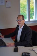 Versicherungsmakler Thomas Vetter im Büro Straubing